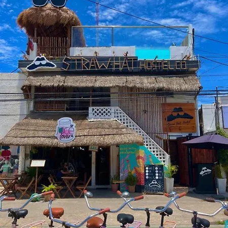 Straw Hat Hostel & Rooftop Bar