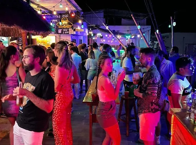 Straw & Rooftop Bar *