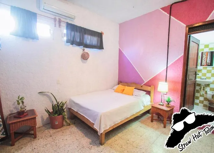 Straw & Rooftop Bar Hostal *